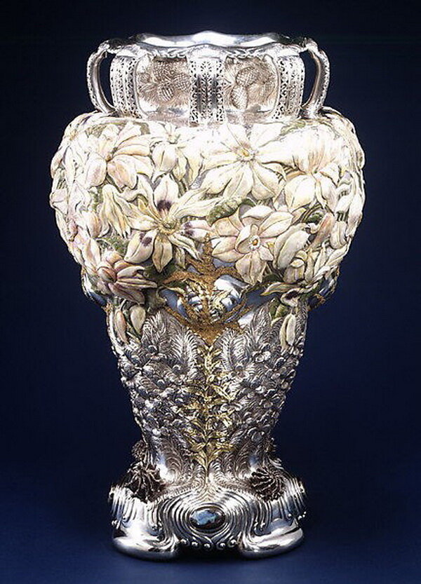 Ваза «Магнолия», Tiffany & Co, 1893 г., серебро, эмаль, опалы, позолота. Собрание Музея Метрополитен, Нью-Йорк