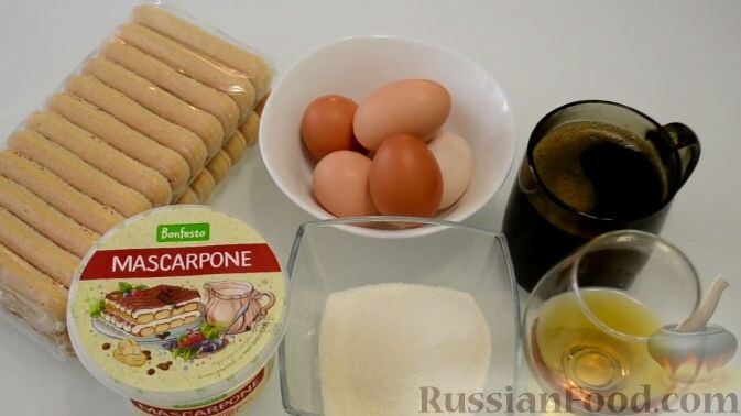 Подготовить продукты для тирамису. Так как яйца в десерте будут термически не обработаны, следует уделить их качеству и свежести особое внимание.