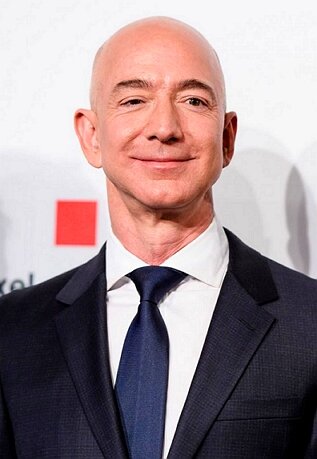 Джефф Безос - американский предприниматель, основатель и глава интернет-компании Amazon.com, основатель и владелец аэрокосмической компании Blue Origin и владелец издательского дома The Washington Post. В 2017 году стал богатейшим человеком мира по версии Forbes, заняв первую строчку с состоянием $90,5 млрд.