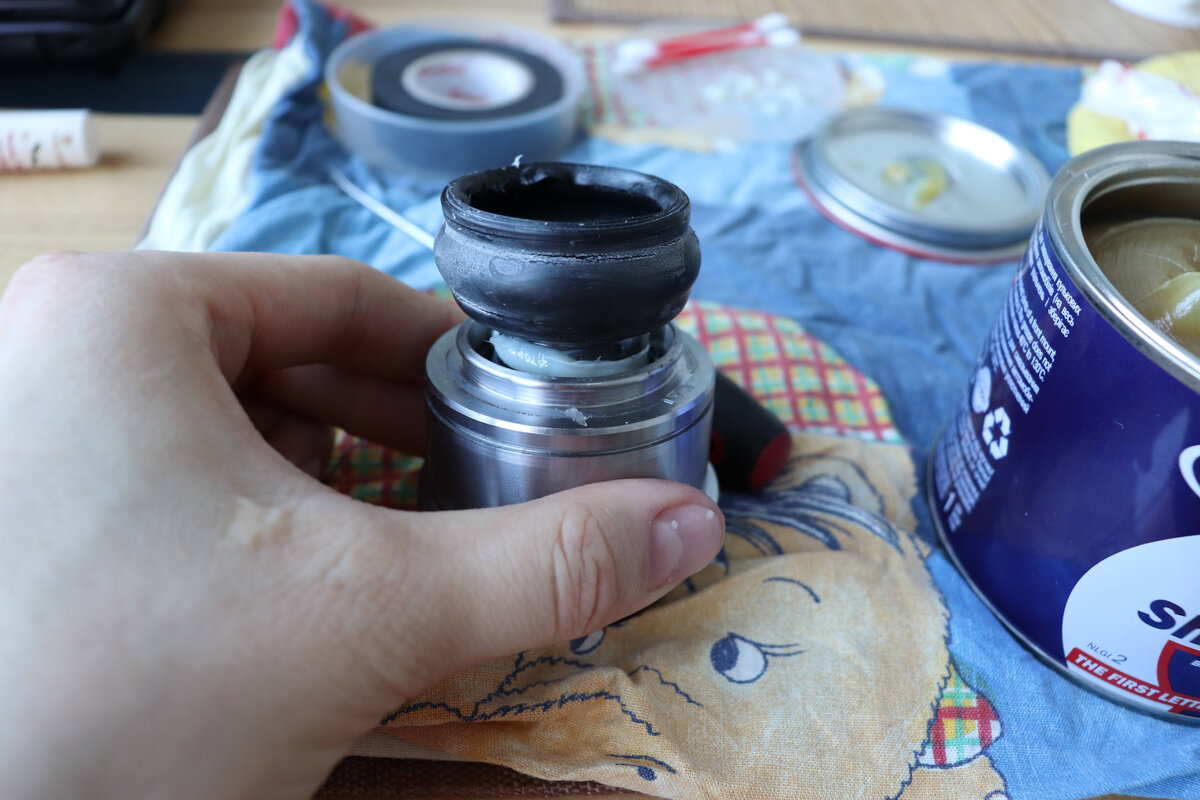 Отгибаем пыльник, смазка белого цвета