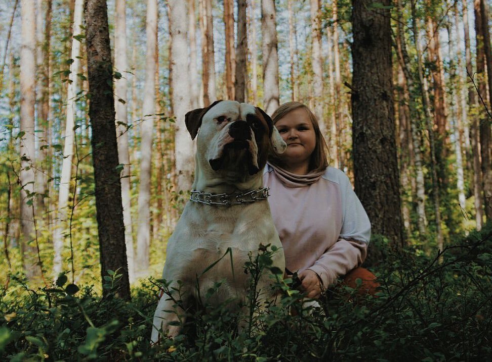 Аня и ее четвероногий друг - американский бульдог Боб. 