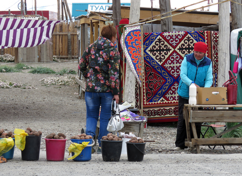 Барахолка в кош агаче. Культура Кош Агач. Кош Агач рынок Рахат. Базар Кош Агач. Монгольский рынок в Кош-Агаче.