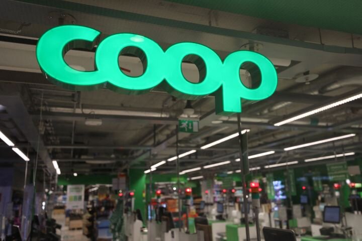 Закрытый магазин супермаркета Coop в Стокгольме, Швеция, 3 июля во время продолжающейся «колоссальной» кибератаки, затрагивающей организации по всему миру