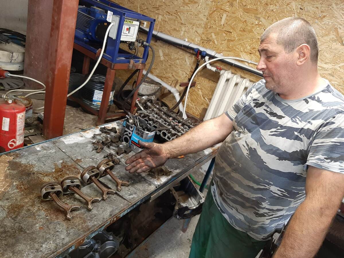 Володя поражён неудачей бедного владельца авто :(