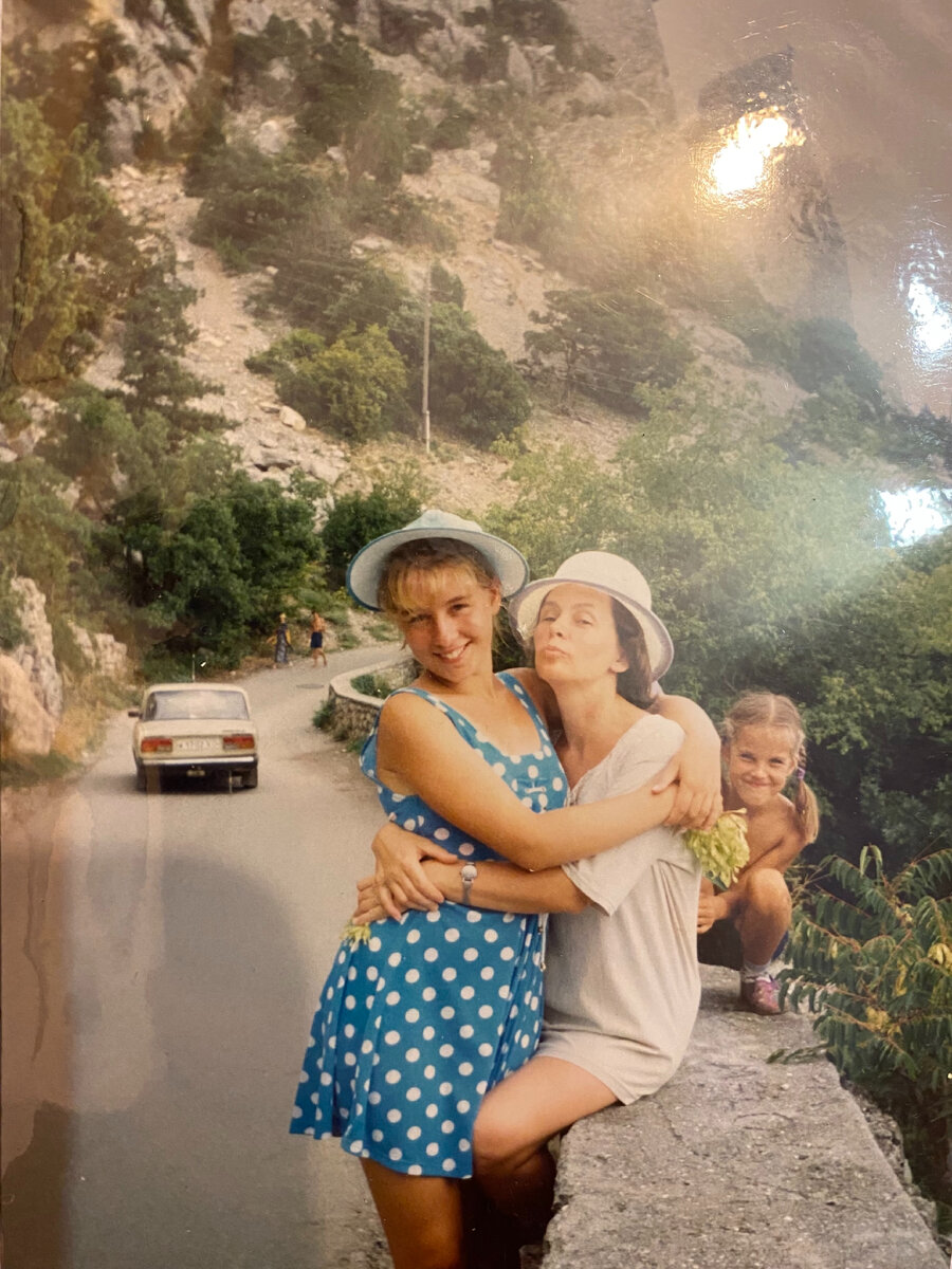 Фото автора. С мамой и дочкой маминой подруги. Прогулка из Кацивели в Симеиз