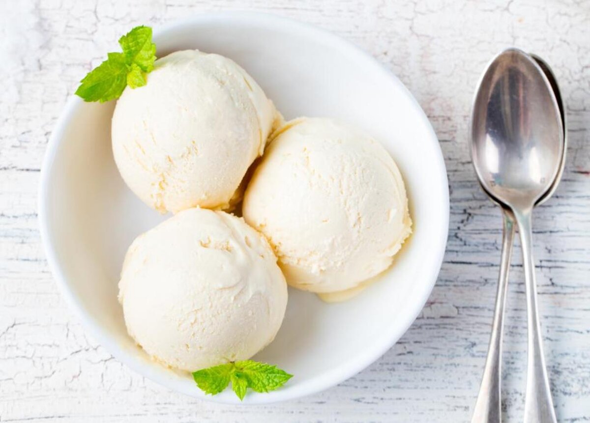 Домашнее мороженое — это вкусный, легкий и полезный десерт. Для его приготовления не обязательно использовать какое-то дополнительное оборудование, например, мороженицу.