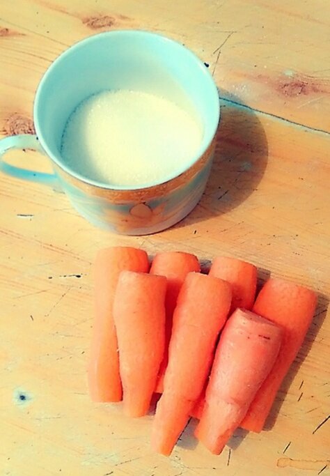 Всем привет! Самый простой салат в вашей жизни - морковный, состоящий из двух ингредиентов. Ингридиенты: 1. Подготовим ингредиенты: 2. Натрем морковь на крупной терке и добавим сахар: ВОТ И ВСЕ!!!