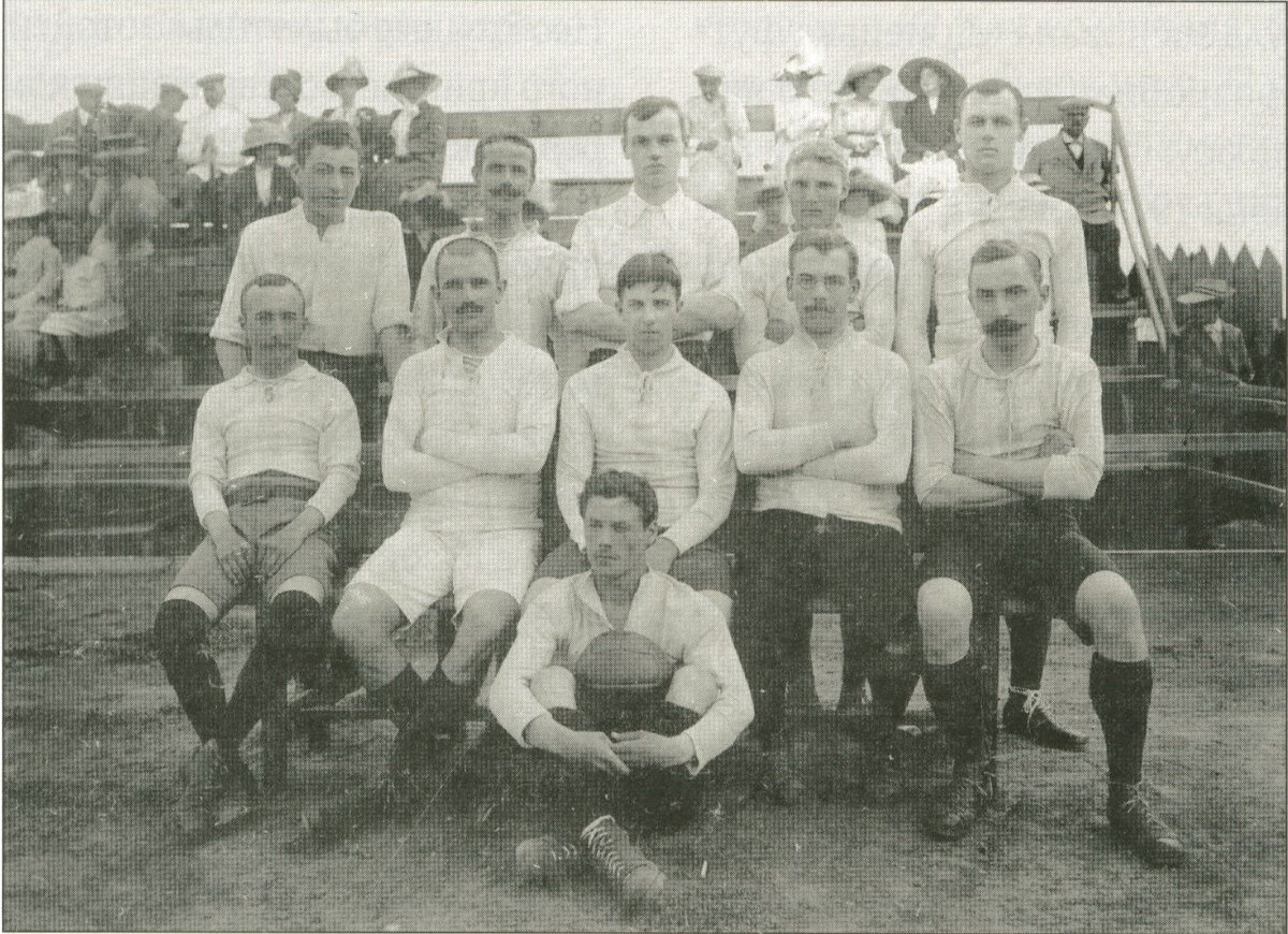 Российская футбольная команда, 1912 год. Все мужчины в футболках - то есть, в нижнем белье.