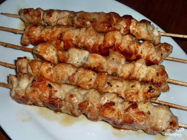 Ингредиенты:
Филе курицы — 2 Штуки
Растительное масло — 2 Ст. ложки
Чеснок — 2 Зубчика
Сахар — 1 Ст. ложка
Кориандр — 1 Ст. ложка (сухой или свежий)
Соевый соус — 1 Ст. ложка
Перец чили, соль — - По вкусу
Приготовление:
Шпажки замачиваем в воде примерно 30 минут. Куриное филе нарезаем длинными полосками.
Затем филе курицы нанизываем на шпажки гармошкой. И опускаем в маринад, который готовим из: растительного масла, сахара, кориандра, соевого соуса, выдавленного чеснока, соли и перца. Накрываем все это дело пленкой и убираем мариноваться в холодильник на 2 часа.
После того, как мясо замариновалось, разогреваем духовку до 200 градусов. Шашлычок укладываем в удобную форму для выпекания и готовим около 20 минут.
Шашлык должен получиться красивого золотистого цвета. Не забудьте один раз перевернуть шпажки. Приятного аппетита.