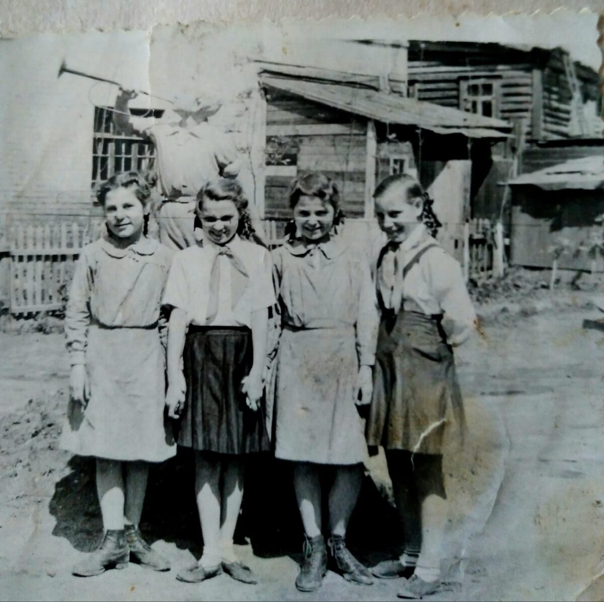 "Денисовский кремль". Девочки на фоне барака. 1947 - 1948 год. Из архива автора.