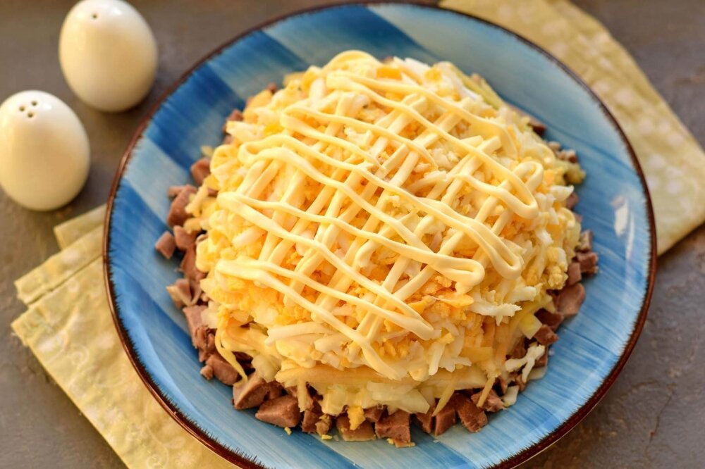 Салат с говядиной и яблоком