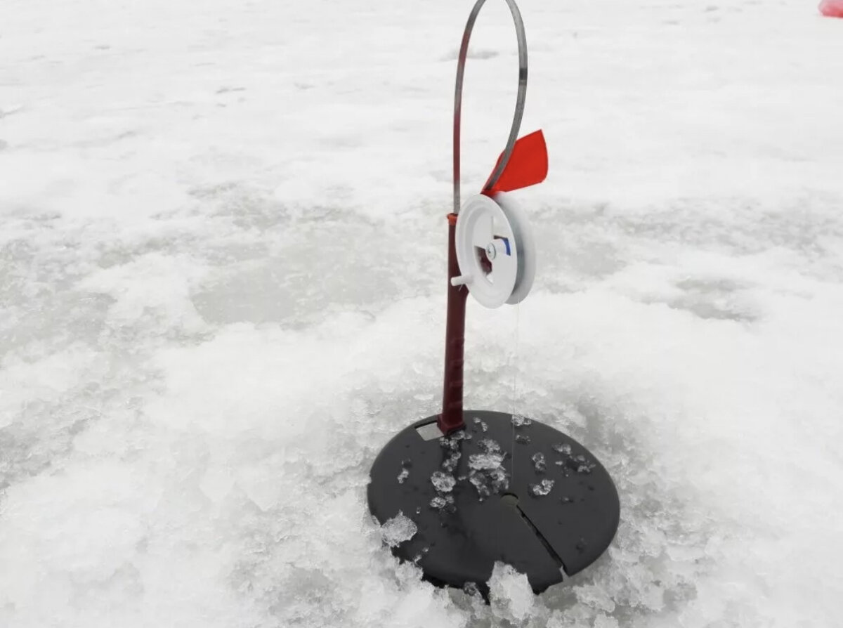 подледные жерлицы. тройники на жерлицы зимой. тройник для жерлицы на щуку. зимняя снасть перевертыш. щука на жерлицы зимой.