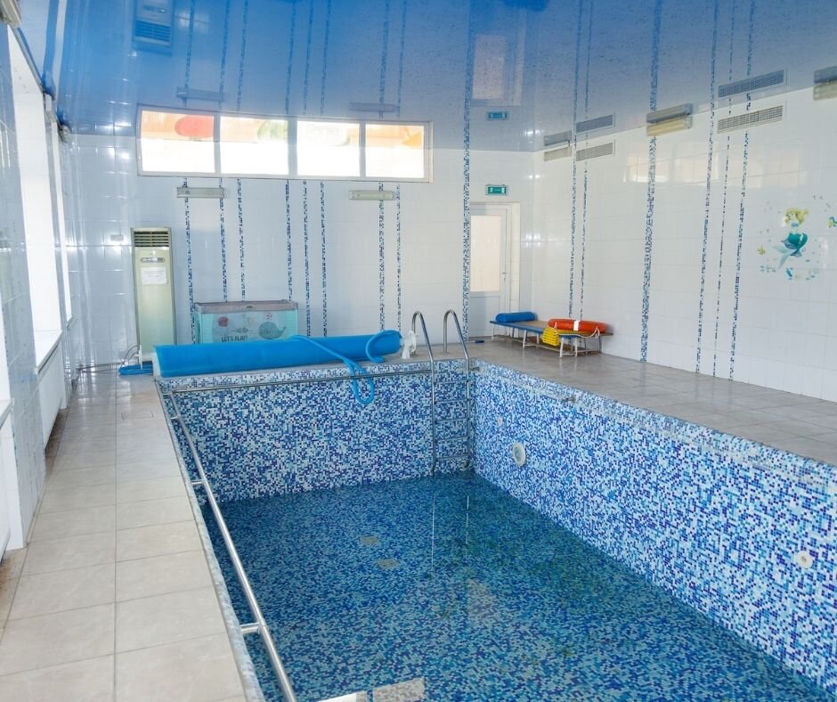 Любите плавать? А Вы знаете, что занятия плаванием полезны не только молодым людям, но и пожилым! Начать ходить в бассейн никогда не поздно. Занятия плаванием могут не только разнообразить досуг, но и будут отличной профилактикой для целого ряда заболеваний. В воде человек иначе ощущает свой вес, поэтому многие движения даются намного легче, не вызывают усталости, а физические нагрузки не наносят вреда суставам, что для пожилых особенно важно. Посещение бассейна поможет значительно улучшить качество жизни.  Какие преимущества имеет плавание для пожилых людей:
• Профилактика болезней сердца за счет улучшения кровообращения
• Улучшение работы суставов
• Снятие стресса
• Облегчение болей при остеохондрозе
• Повышение тонуса мышц
• Положительное воздействие на кожные покровы
• Ускорение обменных процессов
• Повышение иммунитета, закалка
• Профилактика ожирения за счет мягкого повышения физической активности
Посещение бассейна восстанавливает физическое здоровье и положительно скажется на психологическом. Это самый мягкий способ вернуться к активности, поэтому в реабилитации плавание частый метод восстановления после травм и различных заболеваний.
В нашем Центре есть бассейн, и мы с удовольствием будем ждать ваших близких на занятия в нем! Все подробности Вы можете узнать по телефону - 8 (800) 600-83-19