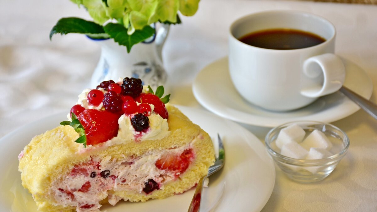 Лимонный бисквит с клубничной начинкой. Вкуснятина!