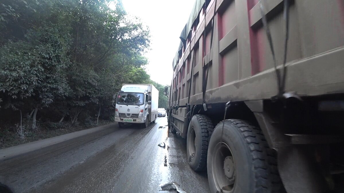 Трубки с водой около задних колес