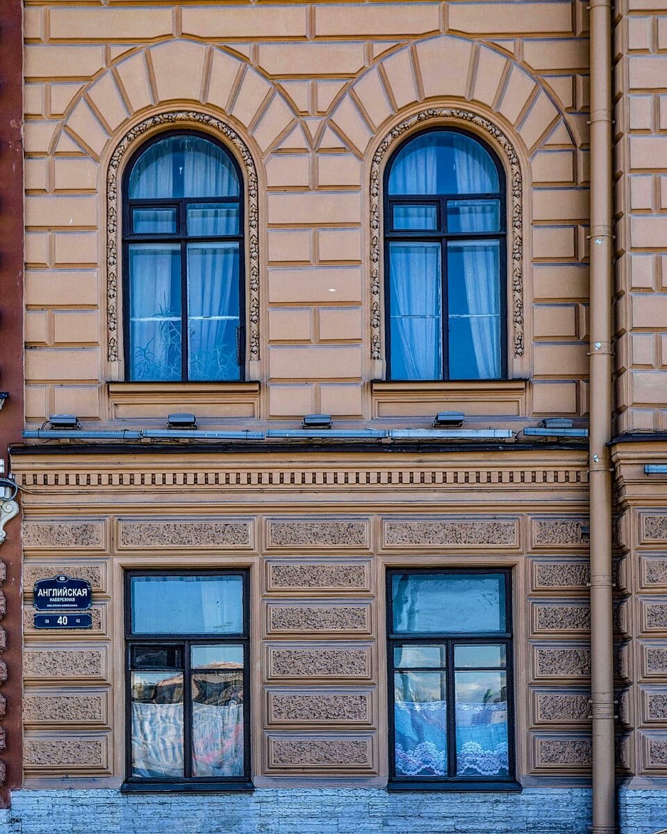 Тоже мое фото. Особняк А. И. Томсен-Боннара - Особняк В. И. Асташева. Построен в стиле неоренессанса, но тоже украшен дентикулами 