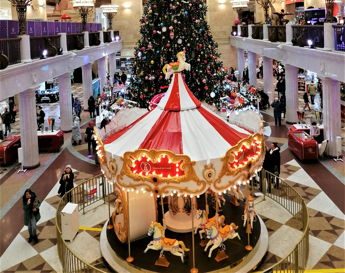 Вид сверху на центральный зал магазина