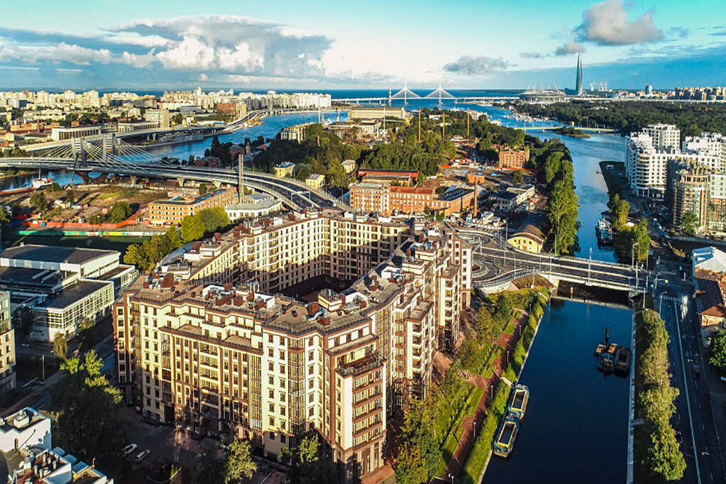 Жилой комплекс на Петровском острове в Санкт-Петербурге. Стоимость городской земельной ренты в центральной части мегаполисов очень высока. Поэтоиу строительство здесь жилых домов и жилых комплексов  приносит строительным компаниям колоссальные прибыли