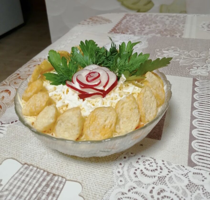 Слоеный салат с курицей и ананасами