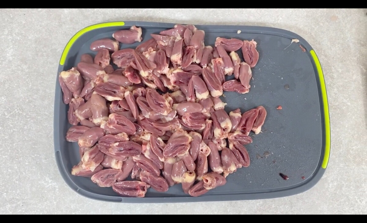 1. Разрезаем пополам сердечки