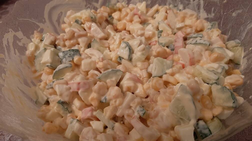 Салат без крабовых палочек. Салат с крабовыми палочками без кукурузы. Салат с крабовым мясом без риса. Салат из крабовых палочек без кукурузы. Крабовый салат без риск.