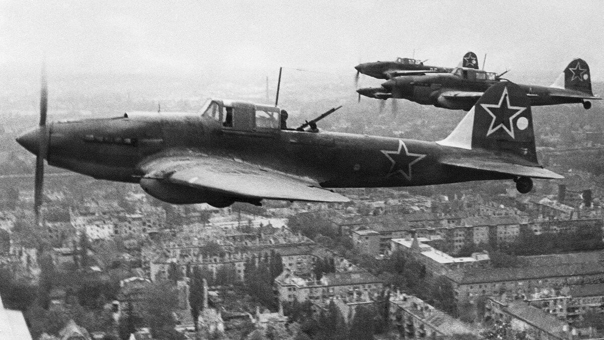 Советские штурмовики Ил-2 над Берлином апрель 1945 г.