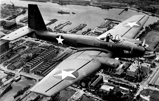 Interstate TDR-1 над военно-морской верфью Филадельфии. Автор: USN - Official U.S. Navy photograph from the Naval Air Experimental Station, Philadalphia Navy Yard, part of the San Diego Air &amp; Space Museum archives, Общественное достояние, https://commons.wikimedia.org/w/index.php?curid=16888464