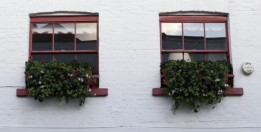 Окна особняка Гислейн Максвелл в Белгравии, где сделан снимок. Фото: Getty Images