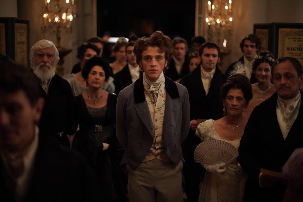 Кадр из фильма Illusions perdues. Режиссер: Ксавье Джанноли. Оператор: Кристоф Бокарн. Производство: Canal+ [fr], Centre National de la Cinématographie (CNC), Ciné, Curiosa Films, France 3 Cinéma, France Télévision, Gabriel, Gaumont, Investisseurs Tax Shelter, Le Tax Shelter du Gouvernement Fédéral de Belgique, Orange Studio, Pictanovo, Région Hauts-de-France, Région Ile-de-France, uFund, uMedia Family. Показ в России: Белые ночи