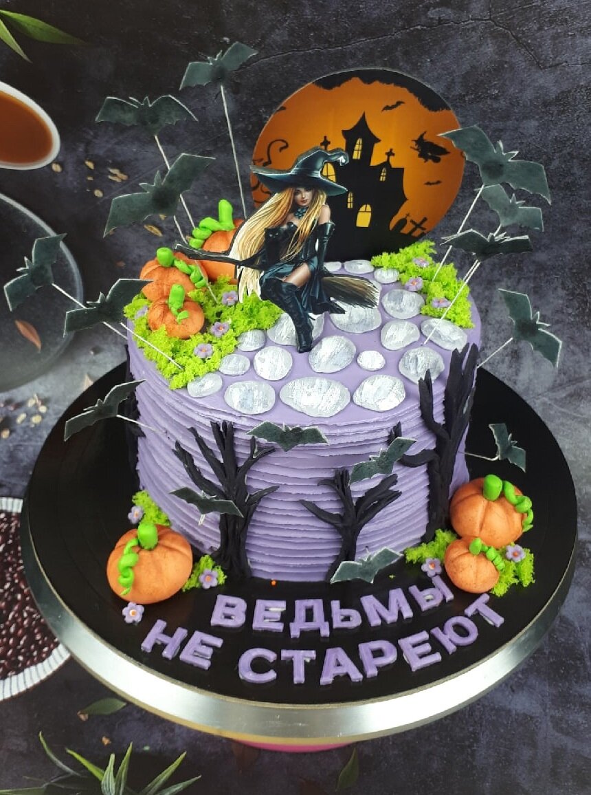 Такой торт прикольный получился))) декор мастичный, печать на сахарной бумаге, летучие мыши на тонкой вафле.