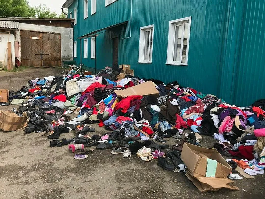Вещи валяются. Свалка из одежды. Свалка. Гуманитарку нашли на свалке. Гуманитарку нашли на свалке.