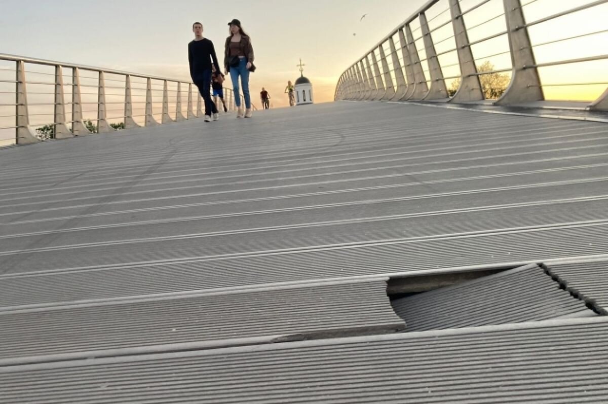    В Твери на пешеходном мосту образовался опасный провал