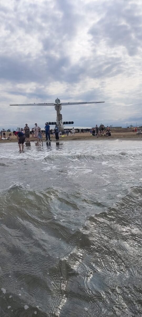 В полете что-то пошло не так, приземлились, техник-пилот ремонтирует двигатель, меняет шасси, ждет посылку по почте с новым штурвалом. Через несколько дней, пожив в полевых условиях, пассажиры вновь поднимутся в небо на лайнере и дальше продолжат свой путь (да шутка это пока, шутка).