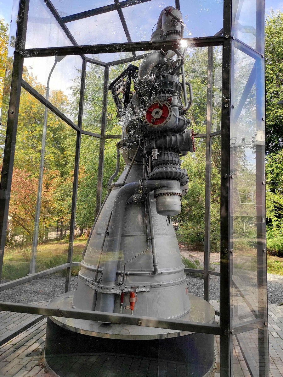 Монумент "Ракетный двигатель НК-33" в сквере имени Н.Д. Кузнецова