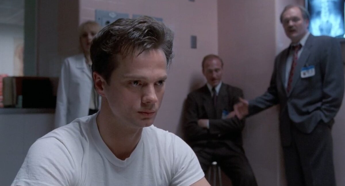 нет, серьёзно, исполнитель главной роли, Дэниел Куинн мне кого-то неуловимо напоминает - вот только кого?