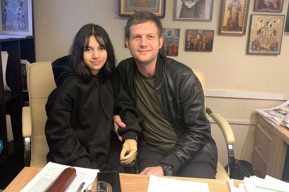     Борис Корчевников с героиней одной из своих будущих программ. У пианистки из Луганска Маши Оруджалиевой не было кистей рук, но она все равно научилась играть. Теперь Маша осваивает дорогие протезы — деньги на них собрали подписчики Корчевникова  соцсети