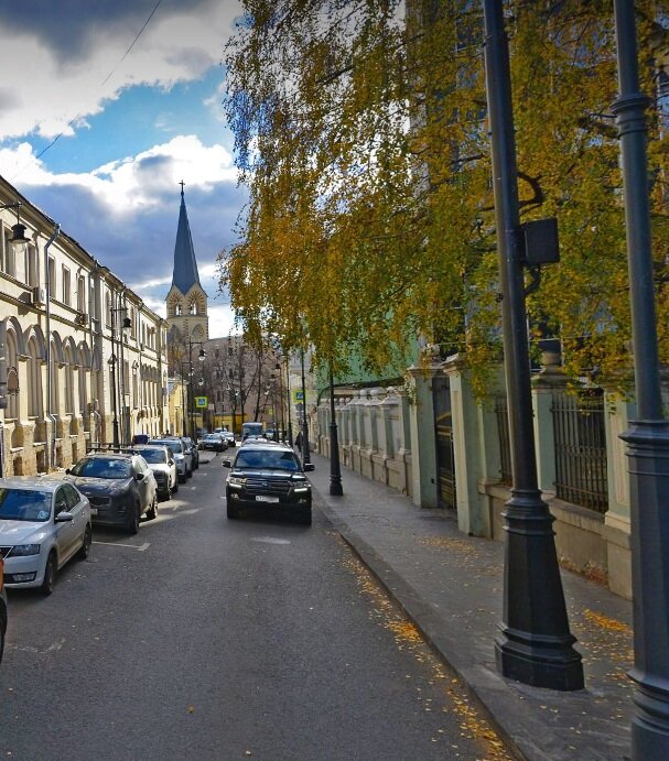 Старосадский переулок, вид на шпиль Кафедрального собора (Яндекс картинки)