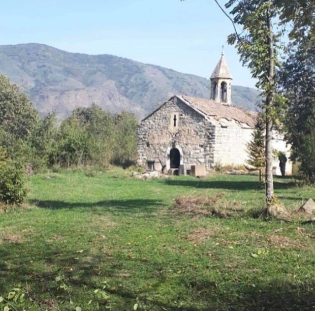 Фото гадрутской церкви Спитак Хач (Белый крест)