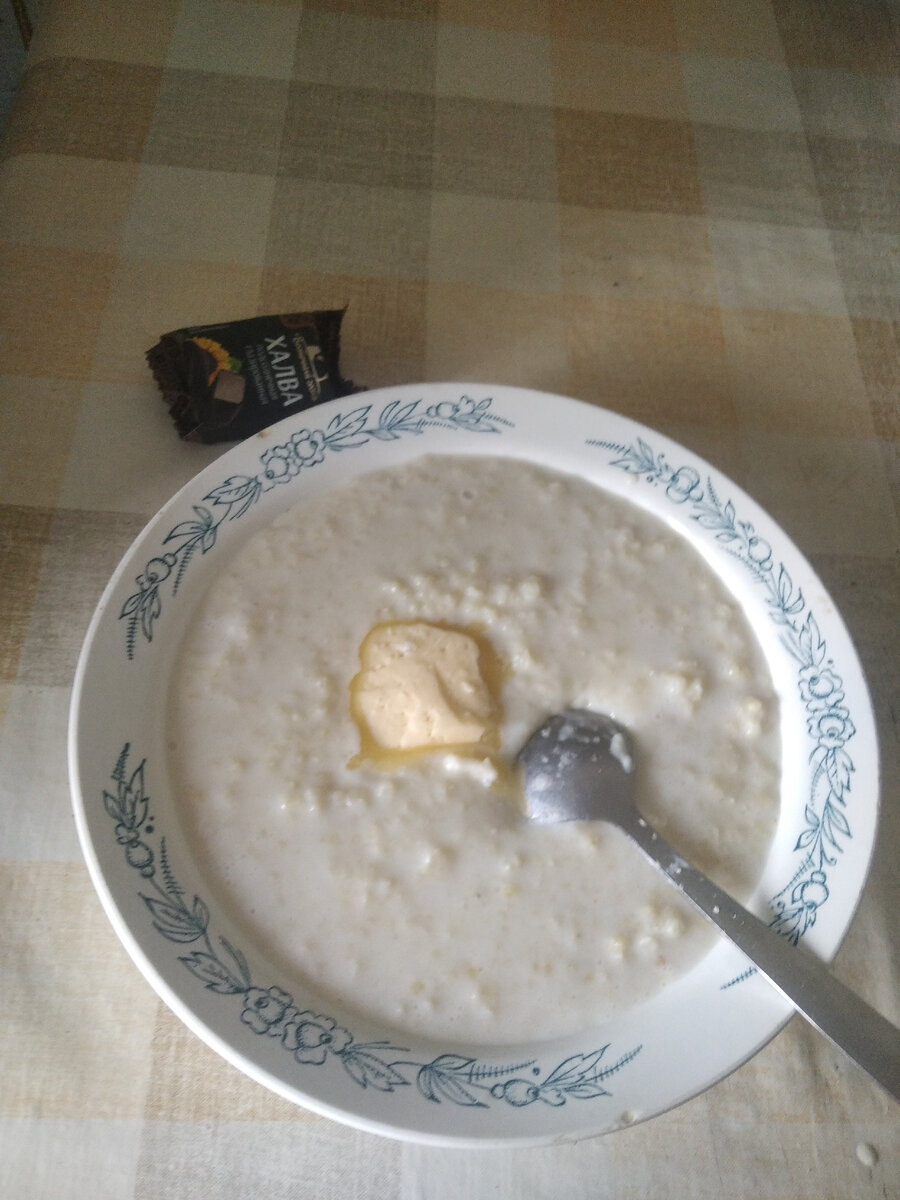 На обедозавтрак пшенная каша с маслом,халва