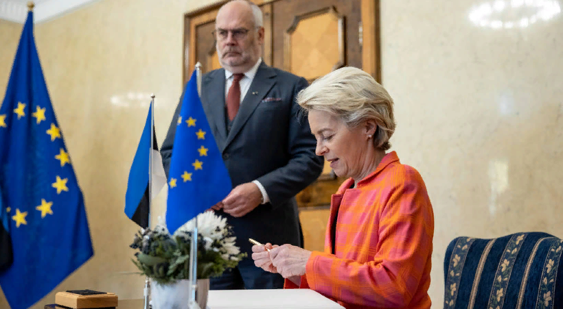 Урсула фон дер Ляйен что-то придумала и торопится записать (фото с сайта tsargrad.tv)