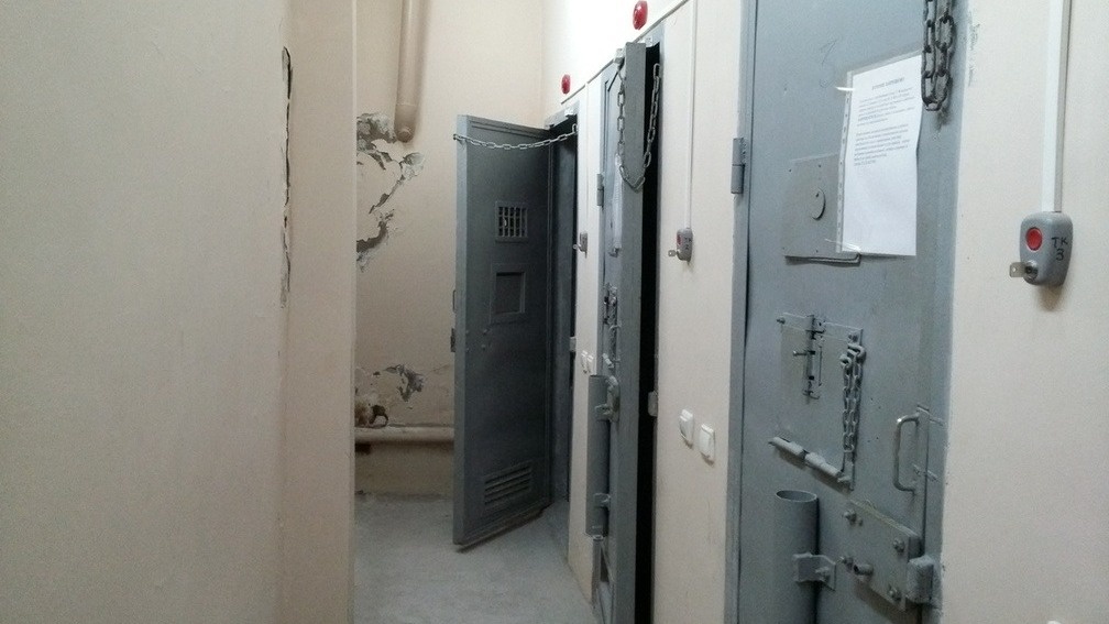     В Славянке разворачивается новый виток политической драмы вокруг Думы Хасанского муниципального округа. На днях, как сообщают местные жители, силовики провели обыски у депутата Дениса Бондаря, чья дальнейшая судьба неизвестна и, скорее всего, незавидна.