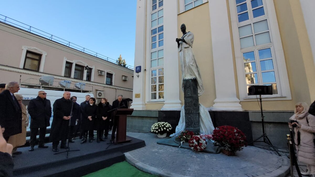 На Остоженке открыли памятник Галине Вишневской | Time Out | Дзен