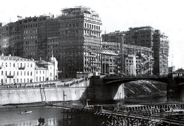 На стройку выписывалась спецтехника из-за границы. Источник: russian7.ru