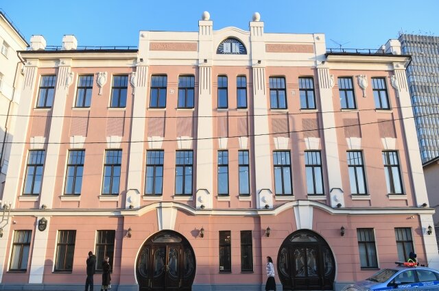    ТЮЗ был организован в Центральном клубе пионеров, для которого передали помещение Дома еврейской культуры. Ранее в этом здании находилась синагога. Здание синагоги вернули верующим в 1996 г. Фото: пресс-служба президента РТ
