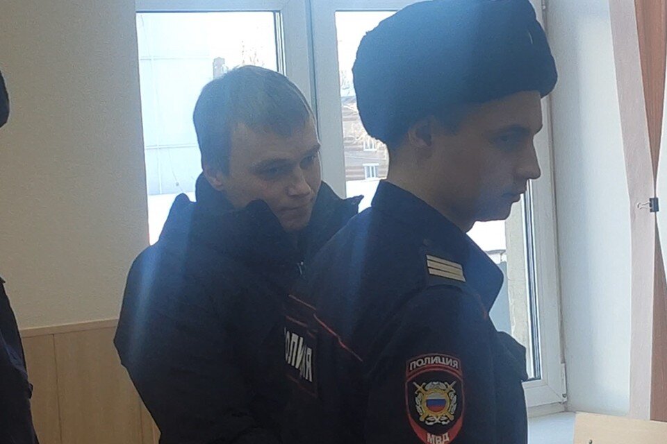     На оглашение приговора Носков с небольшой спортивной сумкой Борис МЕРКУШЕВ