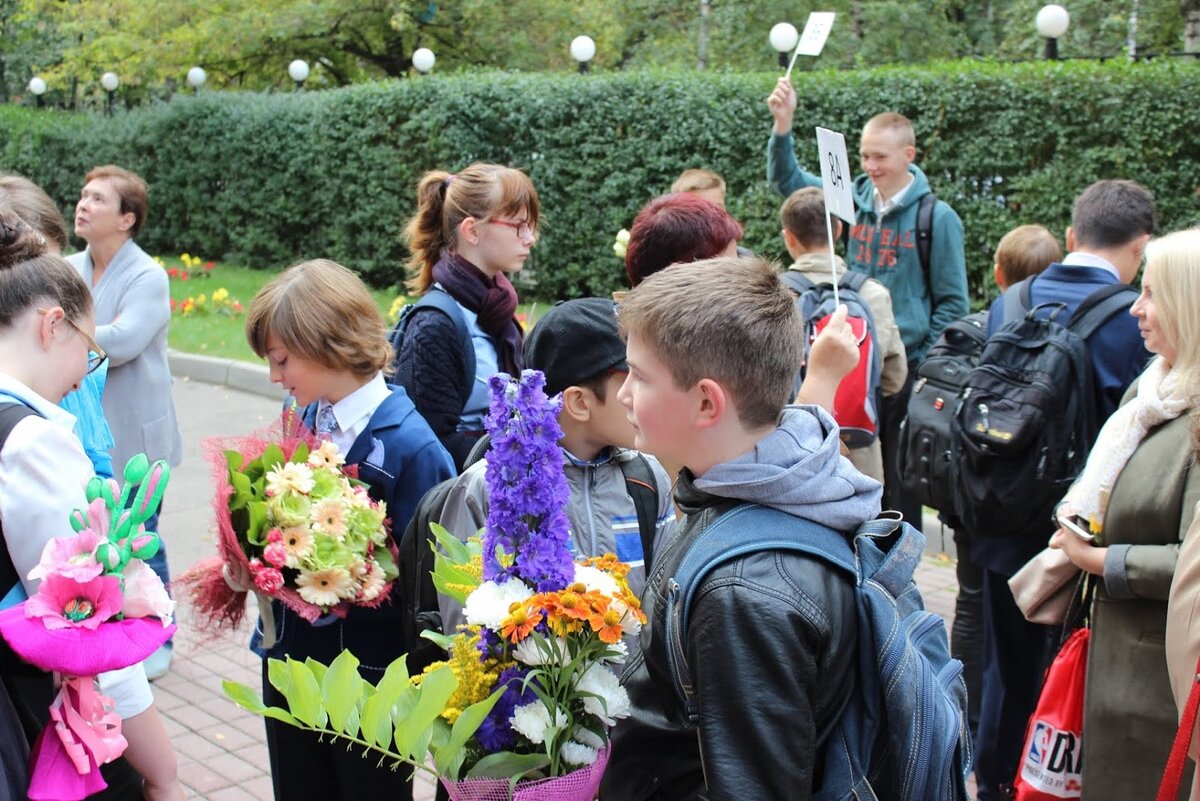 Перед линейкой 1 сентября в московской школе, 2015 год