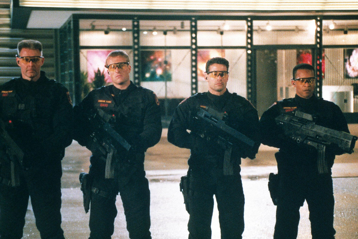 Если мысленно продолжить эту шеренгу слева направо (по фото), то на другом её конце окажется, видимо, Питер Динклэйдж.