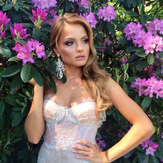 Екатерина Коба - прекрасная и талантливая телеведущая, яркая фотомодель, счастливая мама! Эта красивая девушка сразу привлекла мое внимание! Но почему именно она? Ведь на просторах интернета и соцсетей так много красивых талантливых и интересных людей. Ну, а если честно,  то есть намного красивей и интересней и с богатым внутренним содержанием, имеющие особенные таланты и харизму. Я думала об этом, почему именно Катя Коба? И поняла. Она естественна и грациозна. Улыбка открытая и искренняя, как у ребенка (её кстати часто сравнивают  именно с ребенком). Природа так много дала ей и время, в котором мы живем не исказило ее сущность. Вот каким бог задумал эту женщину, так она и несет это предназначение. 