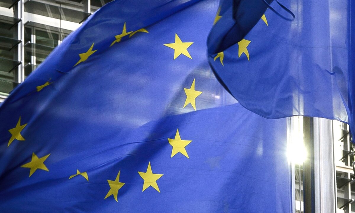 Желающих переехать в Европу — масса. Многие стремятся именно найти работу в странах ЕС, хорошо зарабатывать и комфортно жить. Право трудоустройства дает Голубая карта и, конечно же, непосредственно паспорт гражданина ЕС. Давайте разберемся, в чем разница этих документов. 