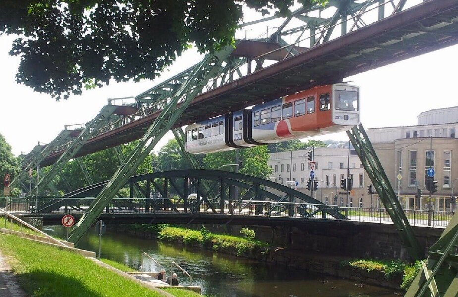 Подвесная железная дорога в Германии